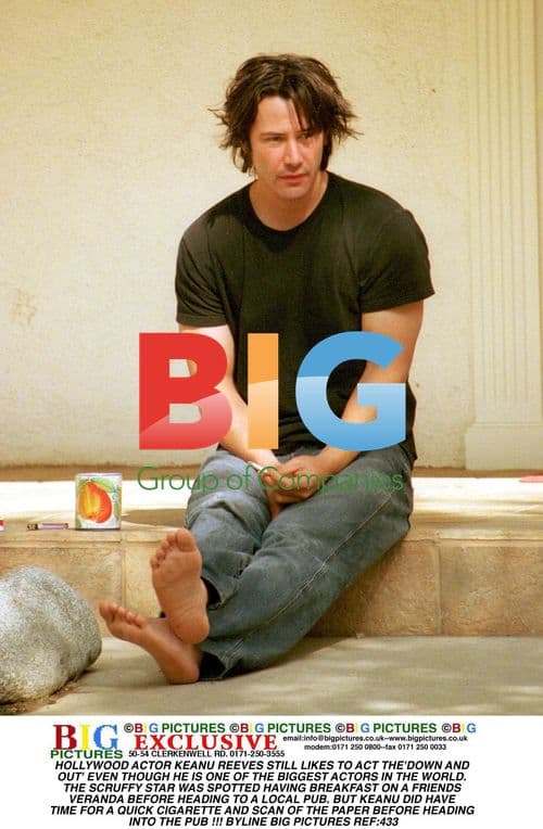 Keanu Reeves Spotted Relaxing Before Pub Visit