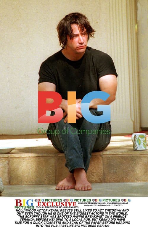 Keanu Reeves Enjoys a Casual Breakfast