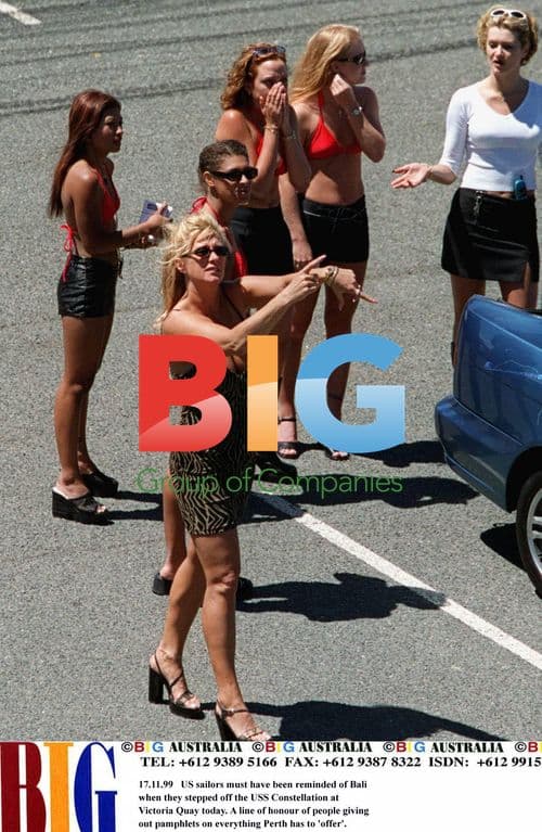 Perth girls greet USS Constellation sailors