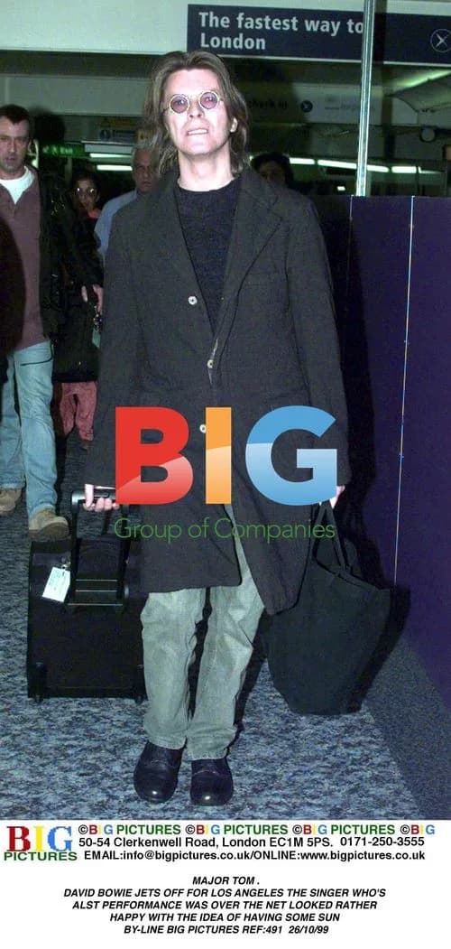 DAVID BOWIE JETS OFF TO LA