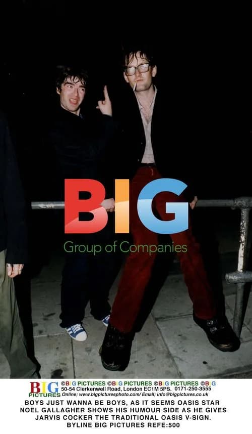 Noel Gallagher and Jarvis Cocker make V-signs