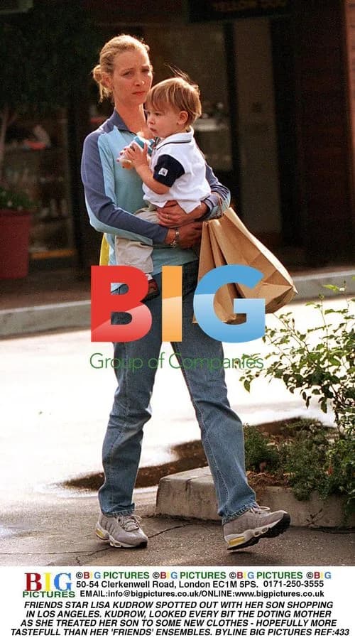 LISA KUDROW SPOTTED SHOPPING WITH SON