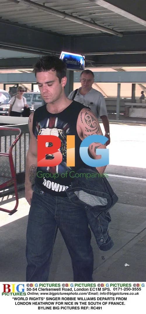Robbie Williams Departs London for Nice