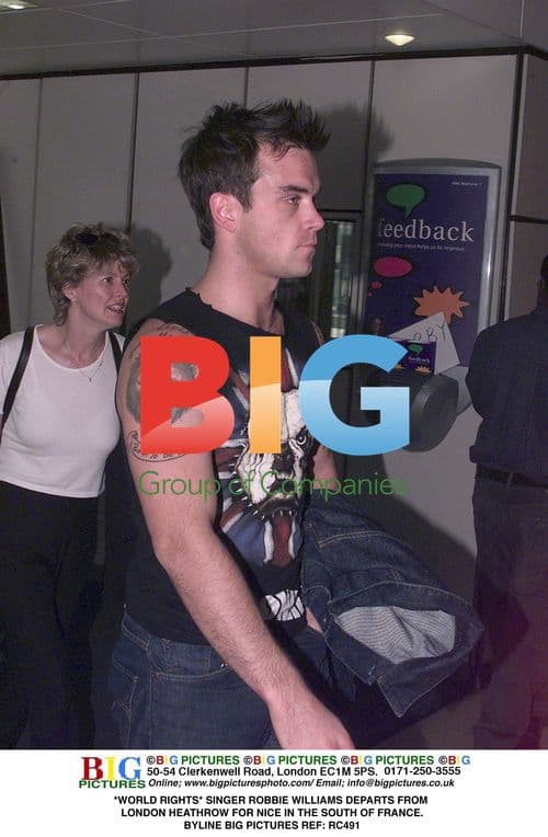 Robbie Williams Departs London for Nice