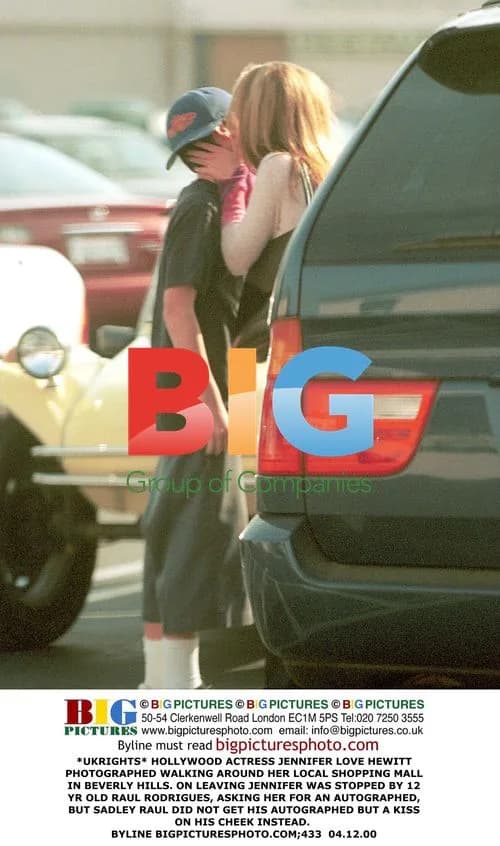 Jennifer Love Hewitt Shopping in Beverly Hills