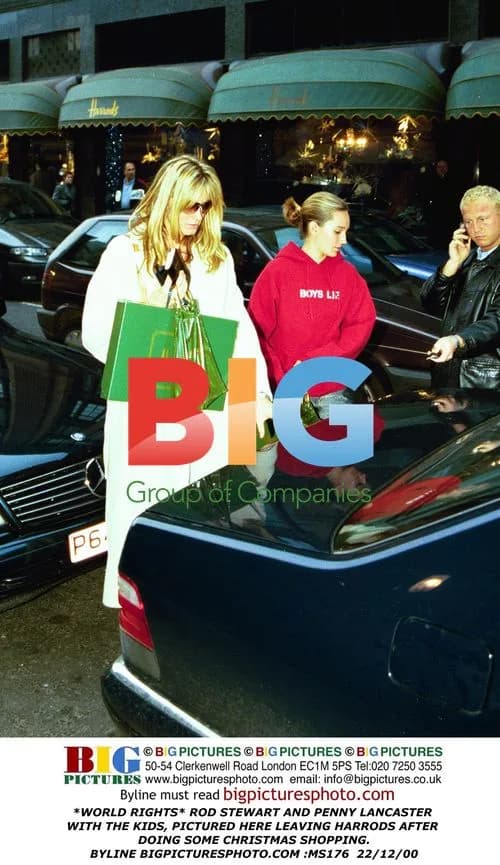 Rod Stewart and Penny Lancaster with kids shopping