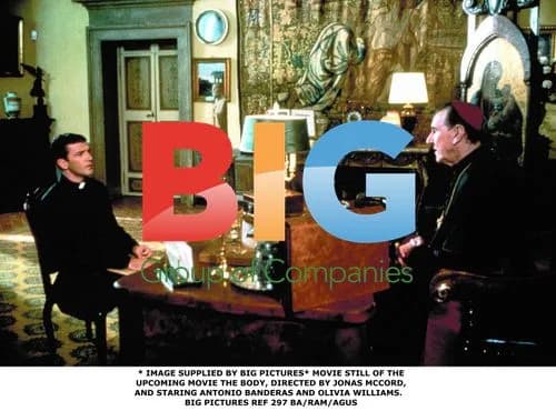 Movie still of "The Body" starring Banderas, Williams