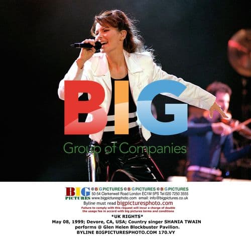 Shania Twain Performs at Blockbuster Pavilion