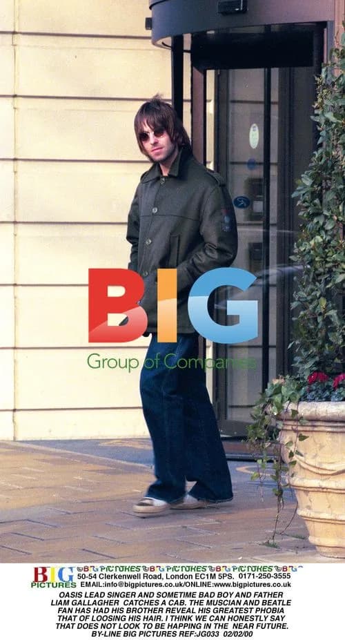 Liam Gallagher Catches Cab