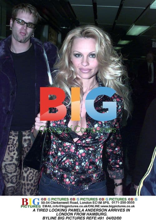 TIRED LOOKING PAMELA ANDERSON ARRIVES IN LONDON