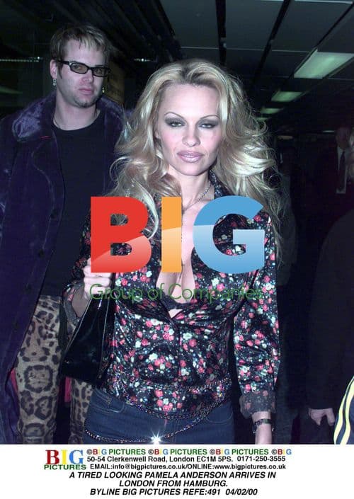 PAMELA ANDERSON ARRIVES TIRED IN LONDON