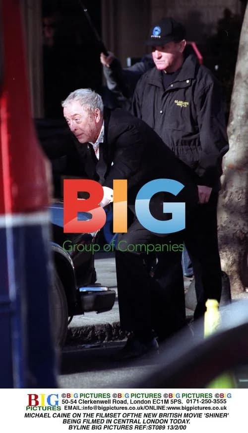 MICHAEL CAINE ON THE FILMSET OF 'SHINER'