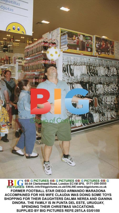 MARADONA FAMILY CHRISTMAS SHOPPING IN PUNTA DEL ESTE