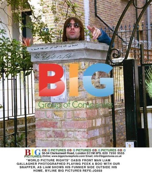 Liam Gallagher Plays Peek-a-Boo with Photographer