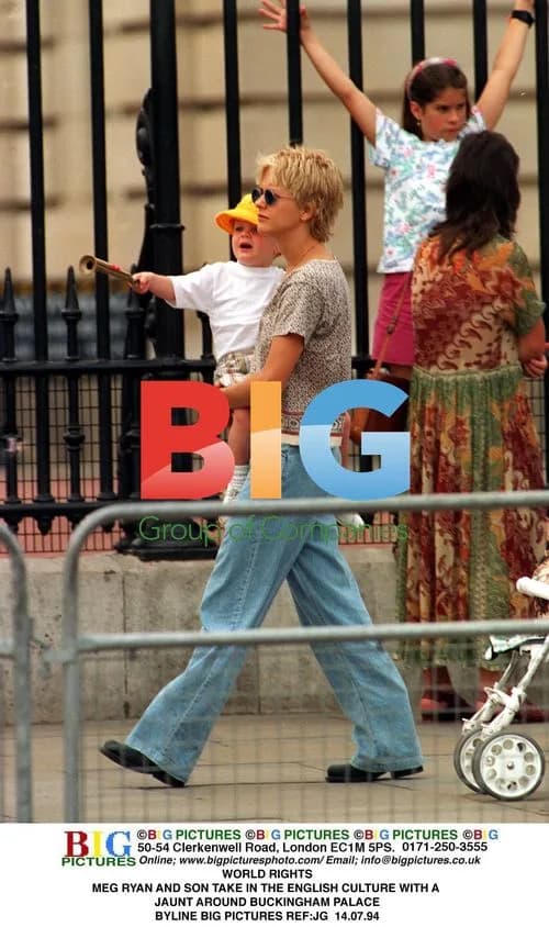 Meg Ryan and Son Explore Buckingham Palace