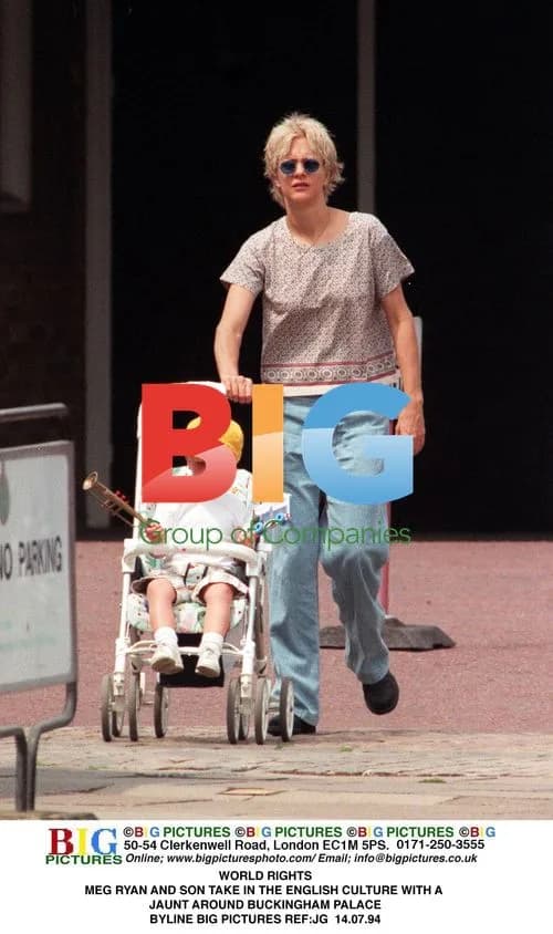 Meg Ryan and Son Tour Buckingham Palace