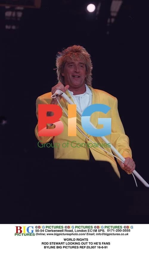 Rod Stewart Looks Out at Fans