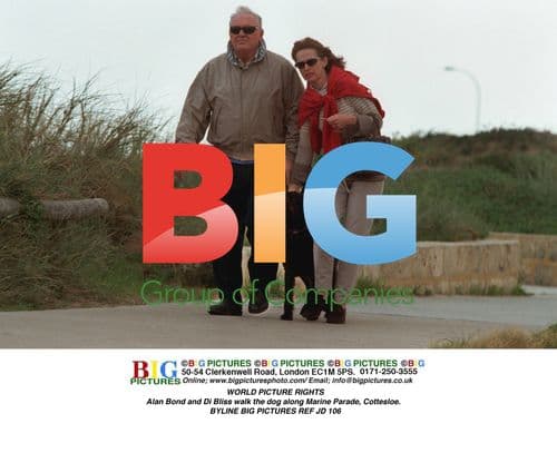 Alan Bond and Di Bliss walking dog in Cottesloe