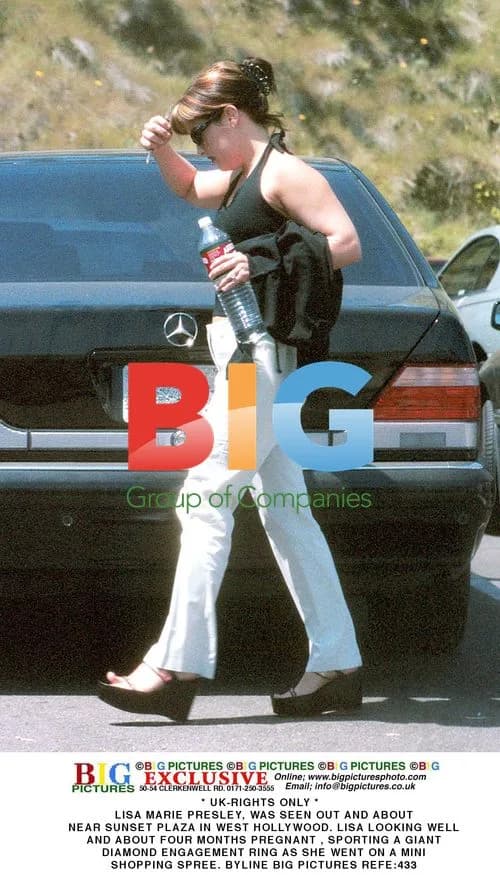 Lisa Marie Presley Out Shopping