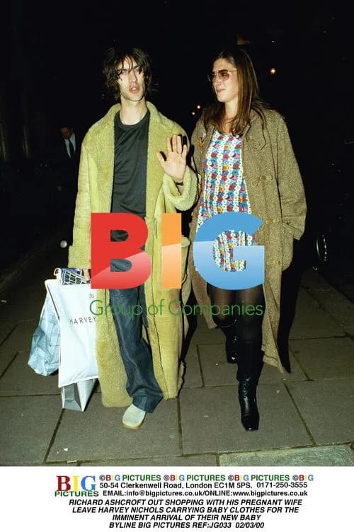 Richard Ashcroft and pregnant wife shopping