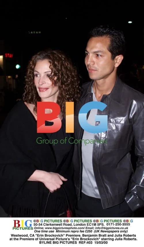 Julia Roberts and Benjamin Bratt at "Erin Brockovich" Premiere
