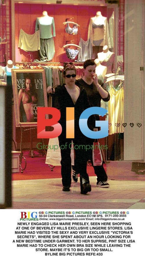 Lisa Marie Presley Shopping at Victoria's Secrets
