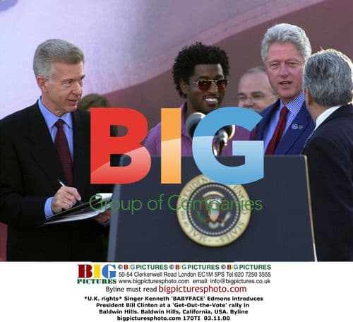 Babyface introduces Bill Clinton at rally
