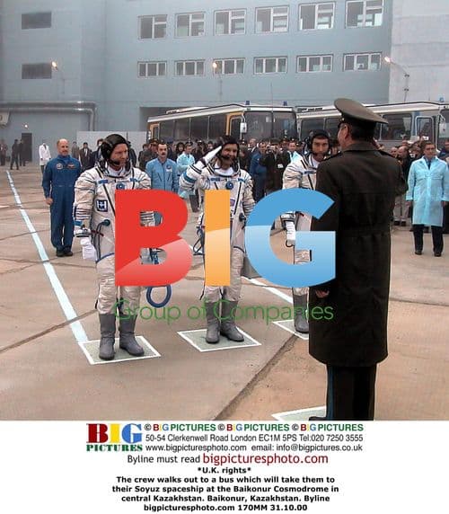 Crew Heads to Soyuz Spaceship