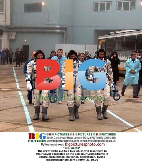 Crew walks to Soyuz spaceship in Baikonur