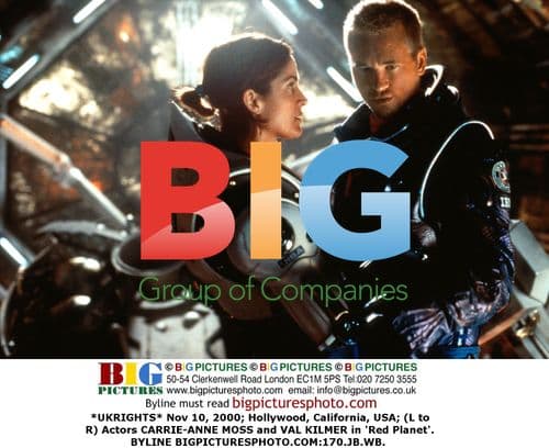 Carrie-Anne Moss and Val Kilmer on set of 'Red Planet'