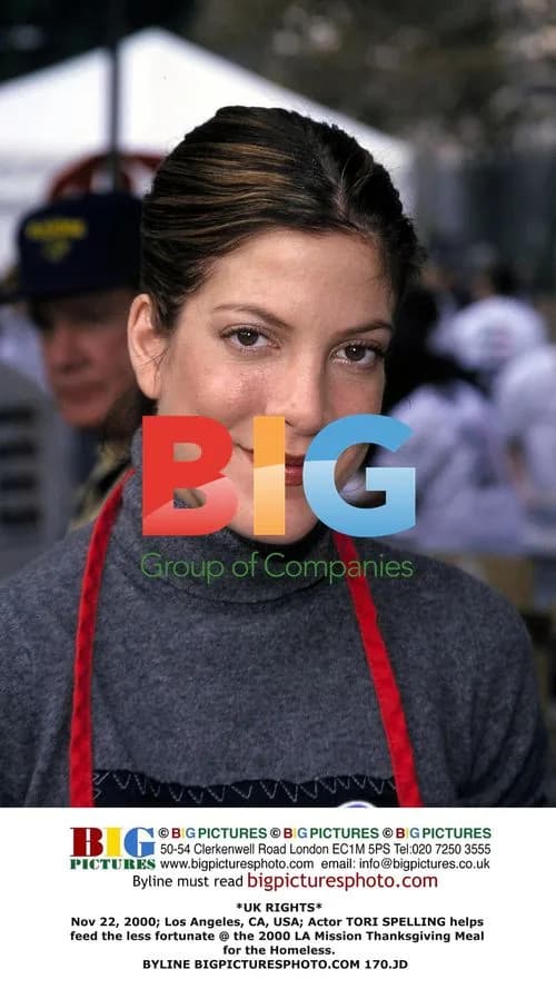 Tori Spelling helps feed the homeless in LA