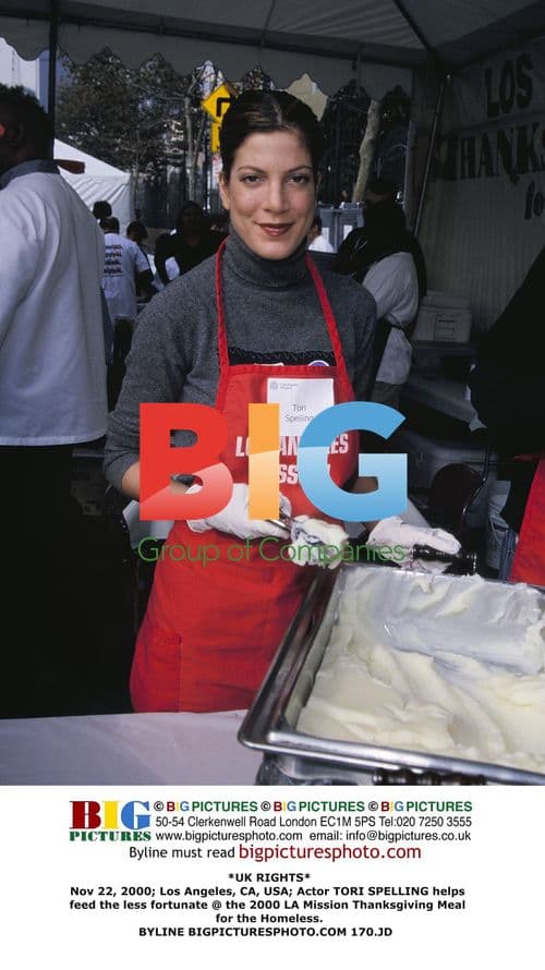 Tori Spelling Helps Feed Homeless at LA Mission