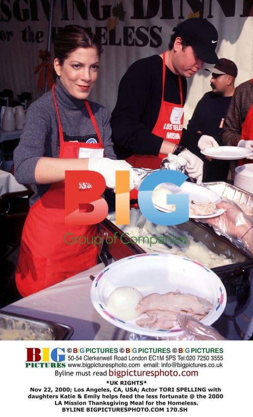 Tori Spelling Feeds Homeless at LA Mission