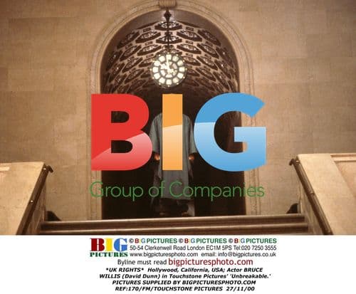 Bruce Willis on set of 'Unbreakable'