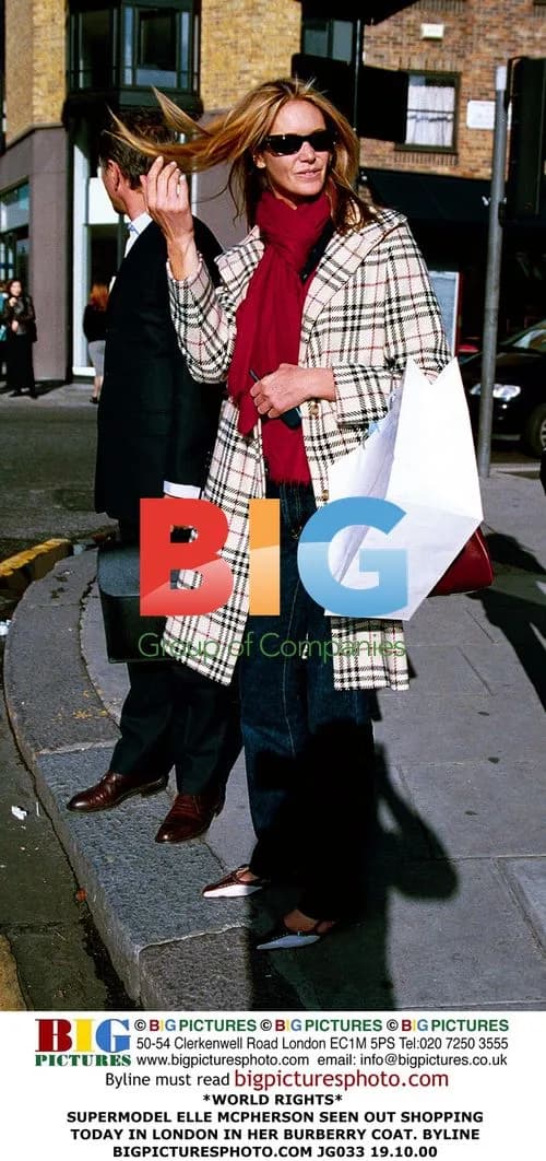 Elle McPherson Shopping in London