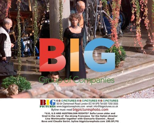 Sofia Loren and cast on set for Italian film