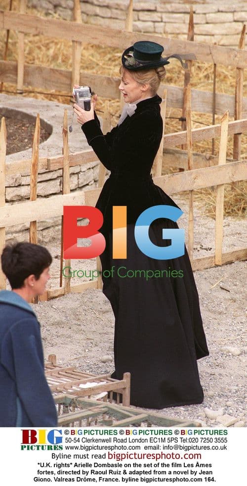 Arielle Dombasle on set of Les åmes fortes