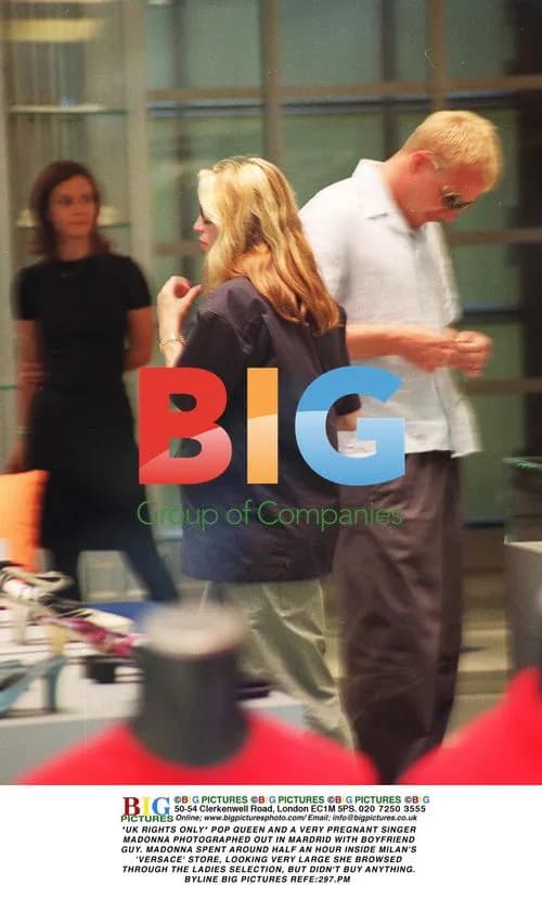 Madonna and Boyfriend Guy Shop in Madrid