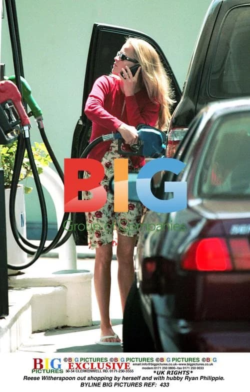 Reese Witherspoon out shopping