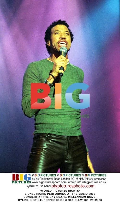 Lionel Richie Performing at The Music 2000 Concert