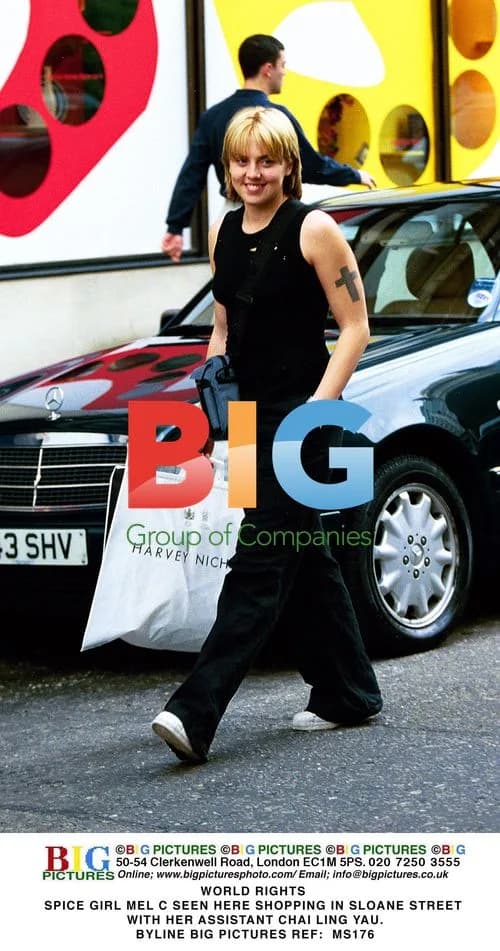 Mel C Shopping with Assistant in Sloane Street
