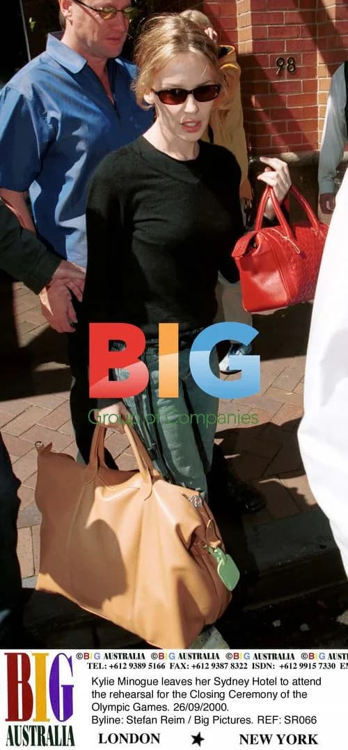 Kylie Minogue leaves Sydney hotel for Olympic rehearsal
