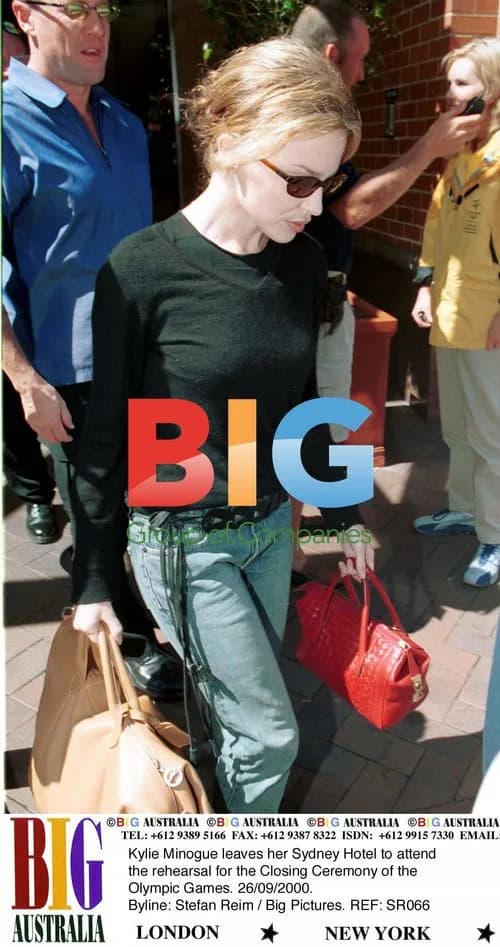 Kylie Minogue leaves Sydney hotel for Olympics