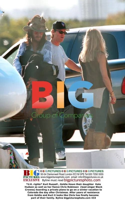 Kurt Russell, Goldie Hawn, Kate Hudson and Chris Robinson board private plane