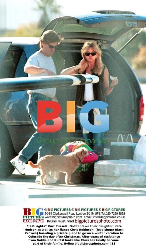 Kurt Russell, Goldie Hawn and Family Fly to Colorado