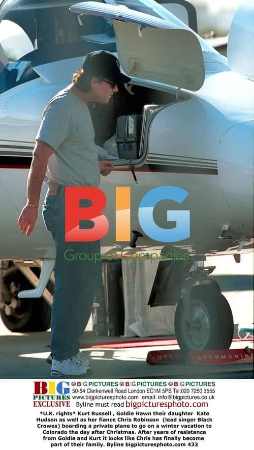 Kurt Russell, Goldie Hawn, and family board private plane