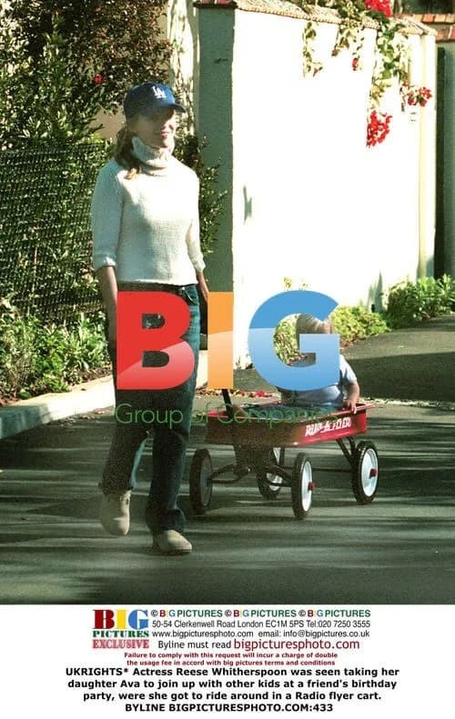 Reese Witherspoon takes daughter Ava to birthday party