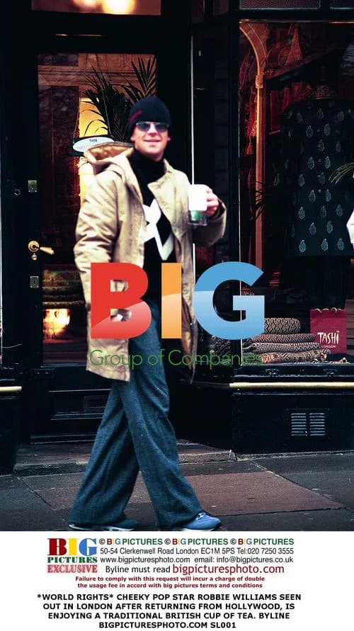 Robbie Williams Spotted Enjoying Tea in London