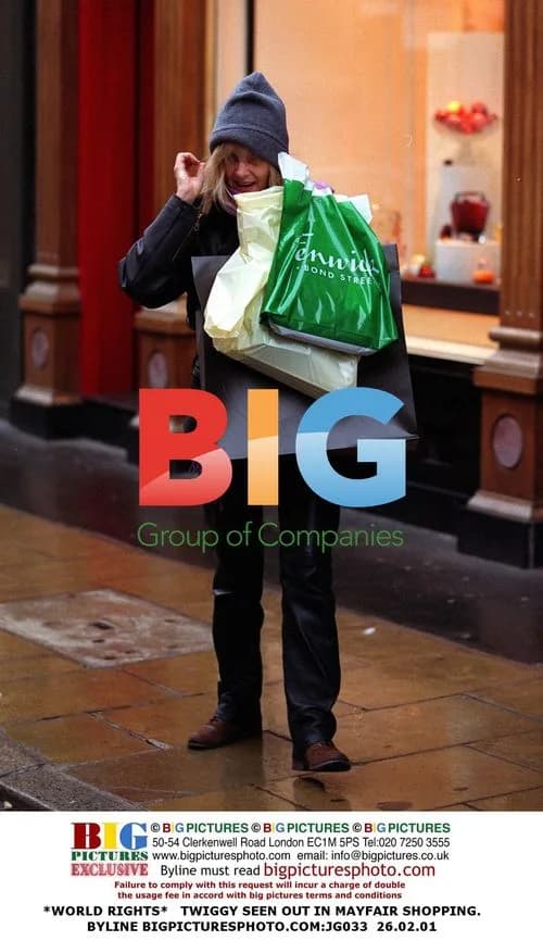 Twiggy shopping in Mayfair