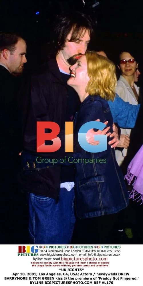 Drew Barrymore and Tom Green kiss at 'Freddy Got Fingered' premiere